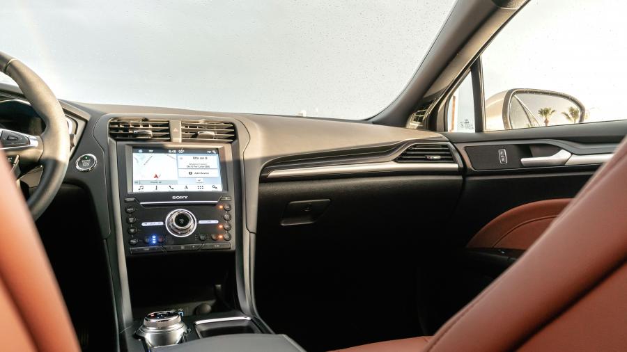 Интерьер Ford Fusion Energi 2018 года  (фото 18 из 26)